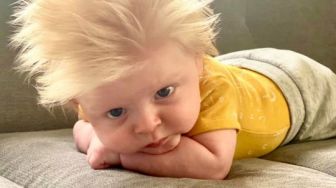 Gemas, Bayi Lucu Ini Punya Rambut Pirang Berantakan Mirip Boris Johnson