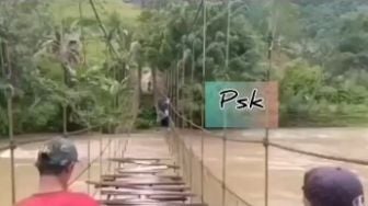 Viral Video Siswi Nekat Meniti Kawat Jembatan Rusak, Di Sini Lokasinya