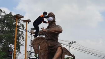 Pasangi Masker di Patung Penari Jathilan, Relawan Bantul Ajak Masyarakat Perketat Prokes