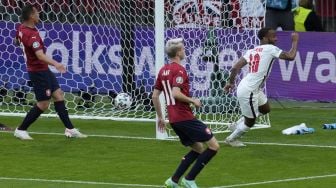 Pemain depan Inggris Raheem Sterling mencetak gol pembuka pada pertandingan sepak bola Grup D EURO 2020 antara Republik Ceko melawan Inggris di Stadion Wembley, London, Inggris,  Rabu (23/6/2021) dini hari WIB.  [AFP/Photo]
