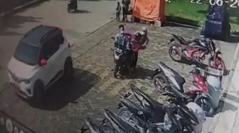 Pelaku Curanmor Bawa Kabur Motor di Depan Alfamidi Sentraland