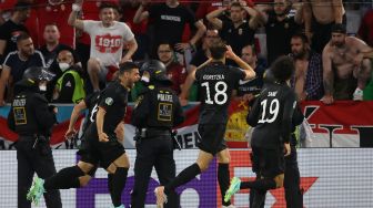 Gelandang Jerman Leon Goretzka merayakan golnya usai mencetak gol kedua timnya dengan rekan satu timnya selama pertandingan sepak bola Grup F EURO 2020 antara Jerman melawan Hungaria di Allianz Arena di Munich, Kamis (24/6/2021) dini hari WIB. [AFP/Photo]

