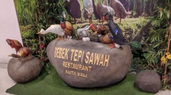 Gurih dan Lembutnya Bebek Goreng di Resto Bebek Tepi Sawah Bali