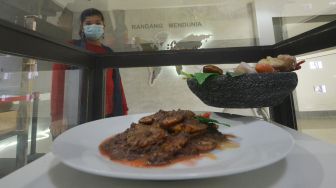 Pengunjung melihat replika salah satu jenis rendang di Museum Randang, kawasan Museum Adityawarman Padang, Sumatera Barat, Kamis (24/6/2021). ANTARA FOTO/Iggoy el Fitra