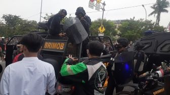 Diadang! Massa Rizieq Blokade Jalan ke PN Jaktim, Paksa Rombongan Polisi Putar Balik