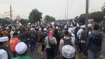 Massa HRS Masih Bertahan di Flyover Pondok Kopi, Akses Jalan ke Bekasi dan Jakarta Macet