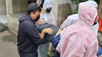 Aksi Heroik Polisi Evakuasi Lansia Kritis Terpapar Corona di Jagakarsa