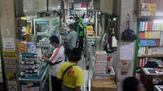 Suasana penjualan vitamin dan alat kesehatan di Pasar Pramuka, Jakarta, Kamis (24/6/2021). [Suara.com/Dian Latifah]