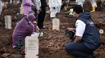 Kuatkan Warga di Pemakaman Covid-19, Anies Baswedan: Air Mata Tak Berhenti Mengalir