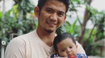 Jarang Tersorot! Ini 8 Momen Rizky DA Momong Baby Syaki Bareng Istri