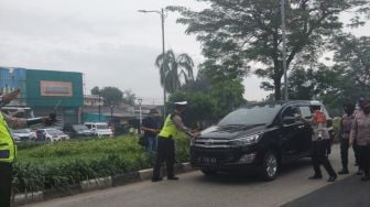 Sweeping Massa Simpatisan Rizieq di Depan PN Jaktim, Sejumlah Orang Diangkut Polisi