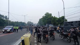 BREAKING NEWS! Massa Habib Rizieq vs Polisi Keos, Lempari Aparat Pakai Batu