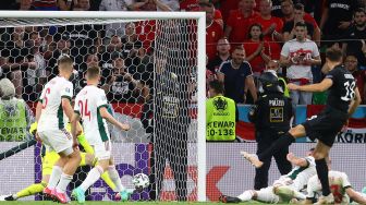 Gelandang Jerman Leon Goretzka merayakan golnya usai mencetak gol kedua timnya dengan rekan satu timnya selama pertandingan sepak bola Grup F EURO 2020 antara Jerman melawan Hungaria di Allianz Arena di Munich, Kamis (24/6/2021) dini hari WIB. [AFP/Photo]

