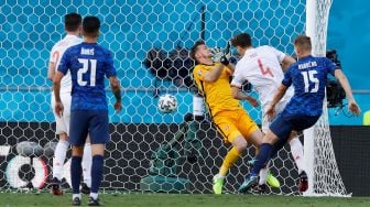 Gelandang Spanyol Ferran Torres mencetak gol keempat timnya  selama pertandingan sepak bola Grup E EURO 2020 antara Slovakia melawan Spanyol di Stadion La Cartuja di Seville, Rabu (23/6). Julio MUNOZ / POOL / AFP

