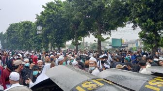 Picu Bentrokan! Massa Pendukung Rizieq Ceburkan Kendaraan Polisi ke Kali