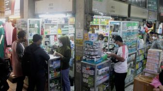 Suasana penjualan vitamin dan alat kesehatan di Pasar Pramuka, Jakarta, Kamis (24/6/2021). [Suara.com/Dian Latifah]