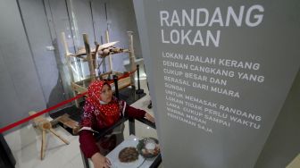 Pengunjung melihat replika salah satu jenis rendang di Museum Randang, kawasan Museum Adityawarman Padang, Sumatera Barat, Kamis (24/6/2021). ANTARA FOTO/Iggoy el Fitra