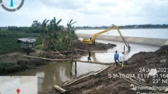 Sedimen Sekitar Kolam Regulasi Nipa-Nipa Dikeruk, Plt Gubernur: Mengurangi Dampak Banjir