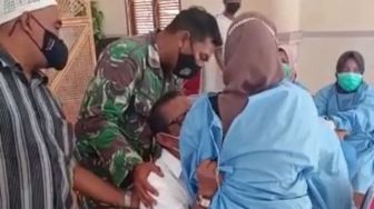 Viral Bapak-bapak Peluk Perawat Sambil Histeris Saat Vaksinasi, Begini Faktanya