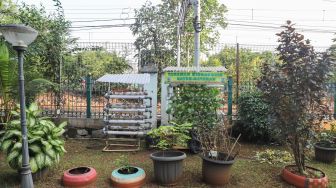 Kondisi area bermain yang sepi pasca penutupan di RPTRA Kebon Melati, Jakarta Pusat, Jumat (25/6/2021). [Suara.com/Alfian Winanto]