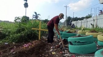 Kepling di Medan Bikin Kuburan Palsu Biar Pembuang Sampah Sembarangan Jera
