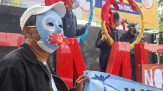 Massa koalisi Indonesia Save Uyghur saat menggelar aksi damai di depan gedung Kemenpora, Jakarta Pusat, Jumat (25/6/2021). [Suara.com/Alfian Winanto]