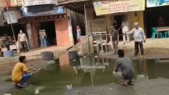 Viral Warga Mancing di Kubangan Jalan Bak Kolam Ikan, 'Sindiran Menohok Bagi Pemerintah'