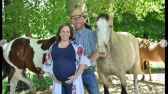 Viral Pasangan Ini Foto Kehamilan 'Diganggu' Kuda, Hasilnya Malah Bikin Ngakak