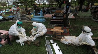 Petugas Pemakaman Kelelahan Imbas Lonjakan Kematian Akibat Covid-19 di Indramayu