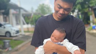 4 Potret Alfath Fathier Ketemu Anaknya hingga Foto Bertiga dengan Ratu Rizky Nabila