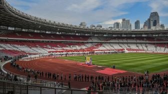 Warga antre mengikuti vaksinasi COVID-19 massal di Stadion Utama Gelora Bung Karno, Senayan, Jakarta, Sabtu (26/6/2021). ANTARA FOTO/Galih Pradipta