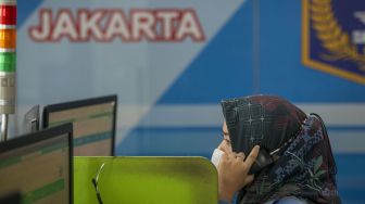 Petugas menerima panggilan permintaan layanan Ambulans Gawat Darurat (AGD) di Kantor Dinas Kesehatan (Dinkes) DKI Jakarta, Jakarta, Jumat (25/6/2021). ANTARA FOTO/Aditya Pradana Putra