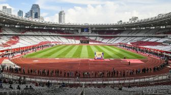 Warga antre mengikuti vaksinasi COVID-19 massal di Stadion Utama Gelora Bung Karno, Senayan, Jakarta, Sabtu (26/6/2021). ANTARA FOTO/Galih Pradipta