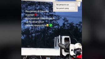 Jemput Pacar Kehujanan, Viral Pria Ini Sampai Bawa Mobil Pikap untuk Angkut Motor