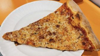 Mencicipi Secuil New York Melalui Pizza Ukuran Jumbo di Ibukota Jakarta