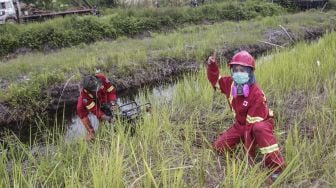 Relawan pelajar yang tergabung dalam komunitas Youth Act Kalimantan mempraktikkan cara menyalakan pompa air portable saat mengikuti pelatihan penanganan kebakaran hutan dan lahan (karhutla), Palangkaraya, Kalimantan Tengah, Minggu (27/6/2021). [ANTARA FOTO/Makna Zaezar]