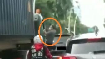 Diklakson Kontainer, Pengemudi Pajero Ngamuk Bawa Pentungan Pecahkan Kaca