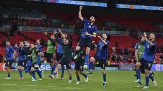 Para pemain Italia merayakan kemenangan mereka setelah perpanjangan waktu dalam pertandingan sepak bola babak 16 besar UEFA EURO 2020 antara Italia dan Austria di Stadion Wembley, London, pada (26/6/2021). [Ben STANSALL / AFP]