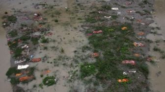 Pemandangan Mengerikan Ratusan Jasad Covid-19 Bermunculan di Sungai Gangga