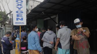 Sejumlah warga mengantre untuk mengisi ulang tabung oksigen di salah satu depot pengisian oksigen di kawasan Manggarai, Jakarta, Senin (28/6/2021). [Suara.com/Angga Budhiyanto]