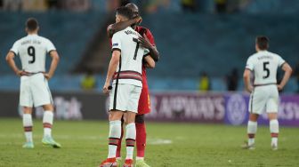 Pemain Belgia Romelu Lukaku memeluk Cristiano Ronaldo usai pertandingan dalam babak 16 besar Piala Eropa 2020 di La Cartuja Stadium, Seville, Spanyol, 28 Juni 2021 dini hari WIB. [AFP/Photo]