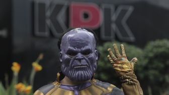 Massa aksi yang tergabung dalam serikat buruh dan masyarakat sipil mengenakan kostum penjahat Thanos saat melakukan aksi teatrikal di depan Gedung Merah Putih KPK, Jakarta, Senin (28/6/2021). [Suara.com/Angga Budhiyanto]