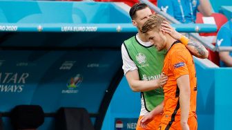 Bek Timnas Belanda, Matthijs de Ligt meninggalkan lapangan usai menerima kartu merah pada laga 16 besar Euro 2020 kontra Republik Ceko di Puskas Arena, Budapest, Hungaria, Senin (28/6/2021) dini hari WIB. [BERNADETT SZABO / POOL / AFP]
