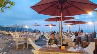 Sensasi Makan Seafood di atas Tebing De Jukung Resto & Bar Bali