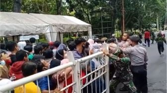 Viral! Peserta Vaksinasi Covid-19 di Banyuwangi Berjubel hingga Jebol Pagar