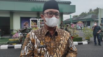 Tidak Pakai Masker saat Joget di Hajatan, Wabup Lampung Tengah Dihukum Bersih-bersih Fasum