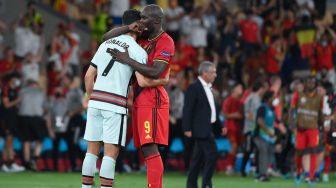 Pemain Belgia Romelu Lukaku memeluk Cristiano Ronaldo usai pertandingan dalam babak 16 besar Piala Eropa 2020 di La Cartuja Stadium, Seville, Spanyol, 28 Juni 2021 dini hari WIB. [AFP/Photo]