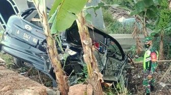 Mobil Datsun Terseret 10 Meter Ditabrak Kereta Api, Pengemudi Selamat