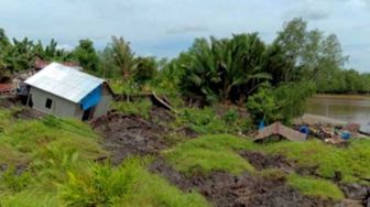 Tanah Longsor di Inhil, Tiga Bangunan Amblas Terseret Tanah