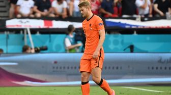 Bek Timnas Belanda, Matthijs de Ligt meninggalkan lapangan usai menerima kartu merah pada laga 16 besar Euro 2020 kontra Republik Ceko di Puskas Arena, Budapest, Hungaria, Senin (28/6/2021) dini hari WIB. [BERNADETT SZABO / POOL / AFP]
